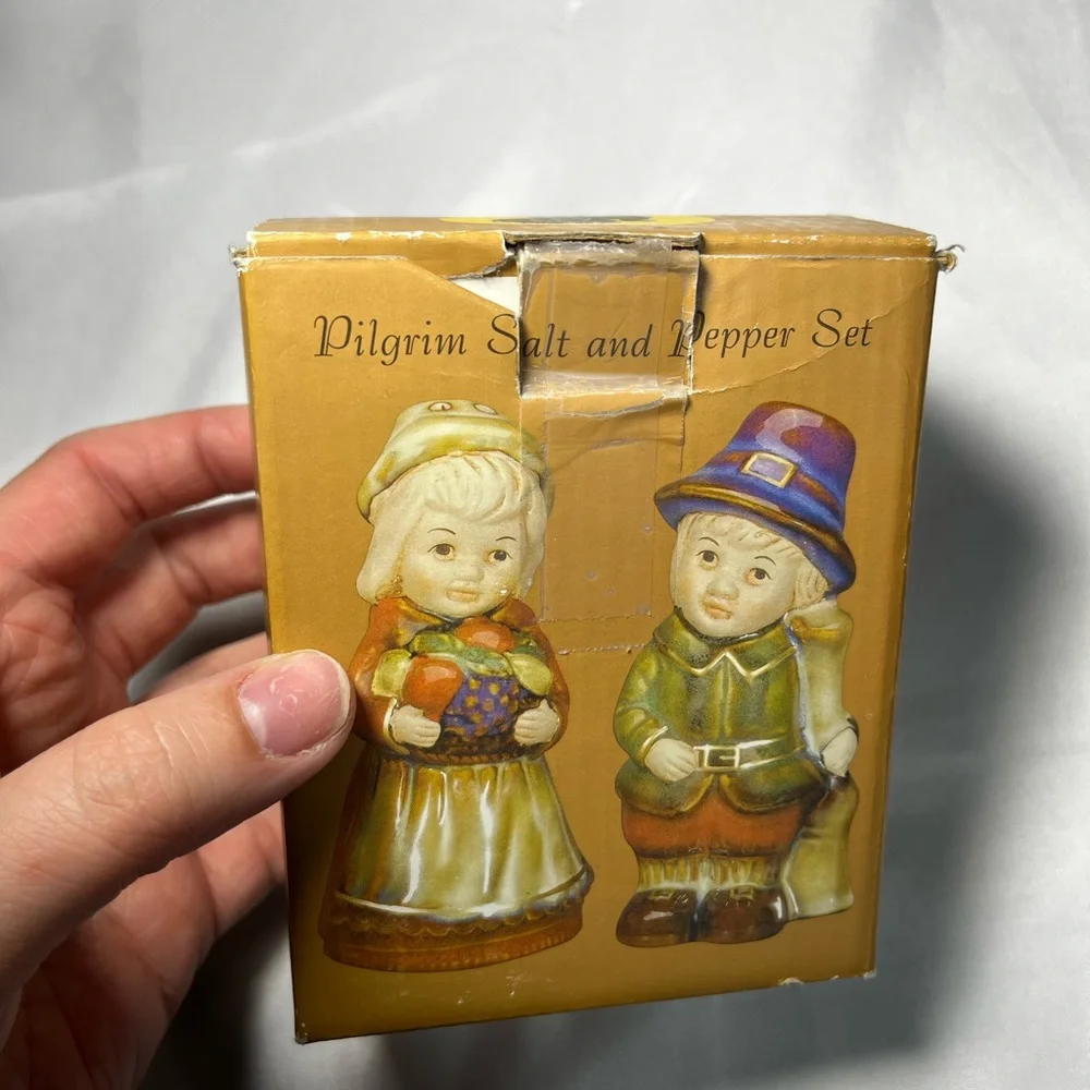 Vintage Pilgrim Thanksgiving Salt & Pepper‎ Shakers Stoneware Ceramic NIB